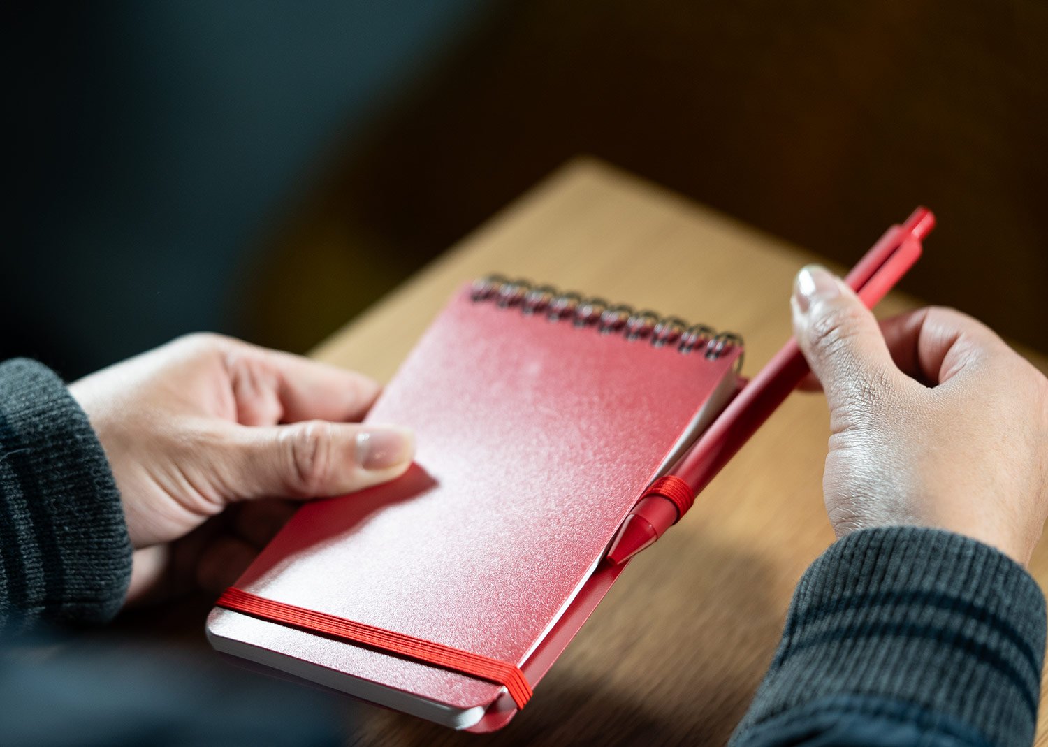 libreta clasp con bolígrafo