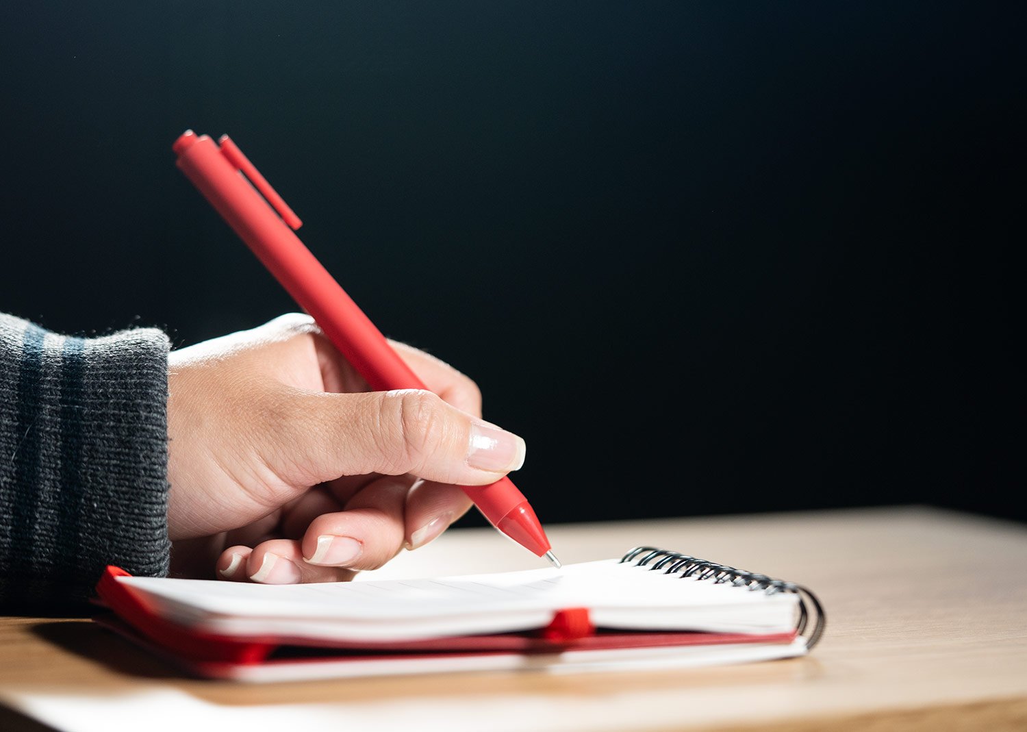 libreta clasp con bolígrafo