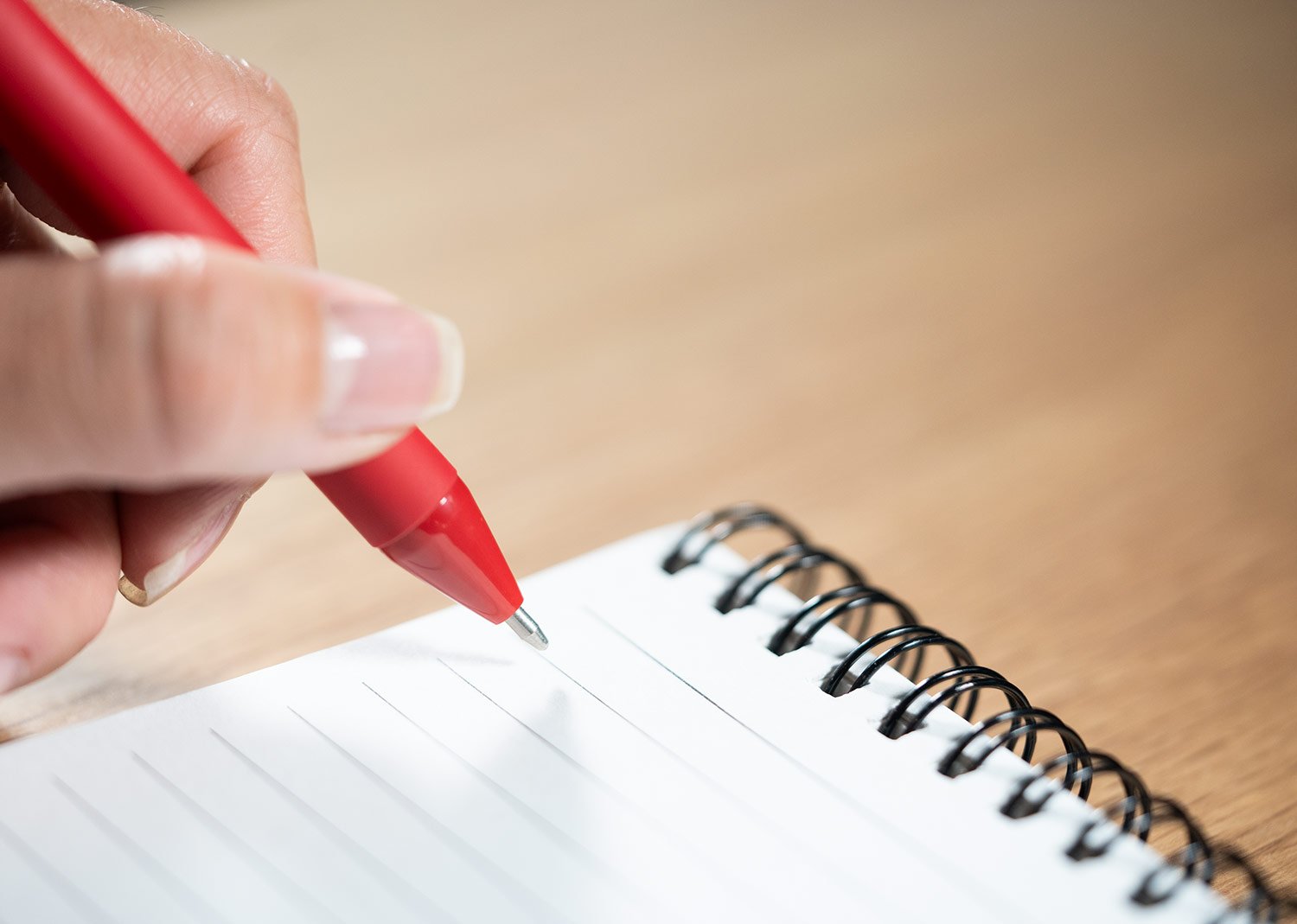 libreta clasp con bolígrafo