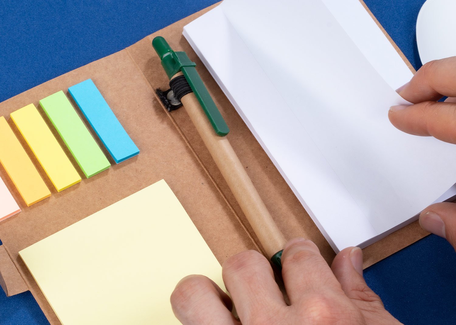 libreta con bolígrafo