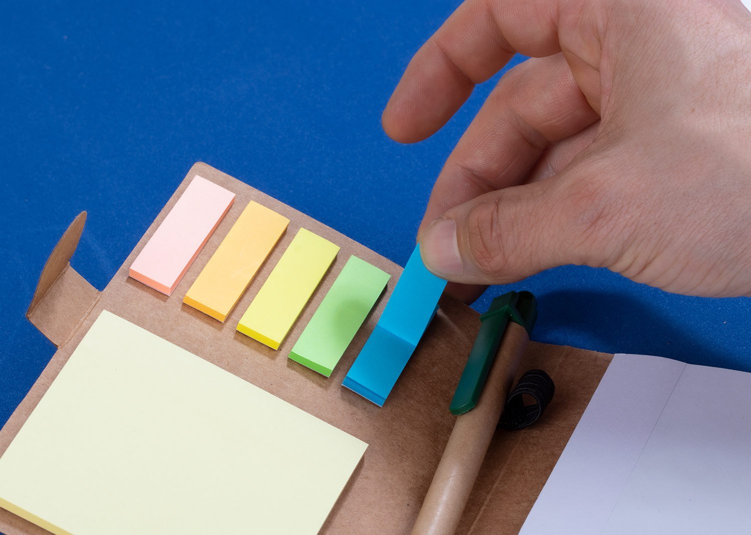 libreta con bolígrafo