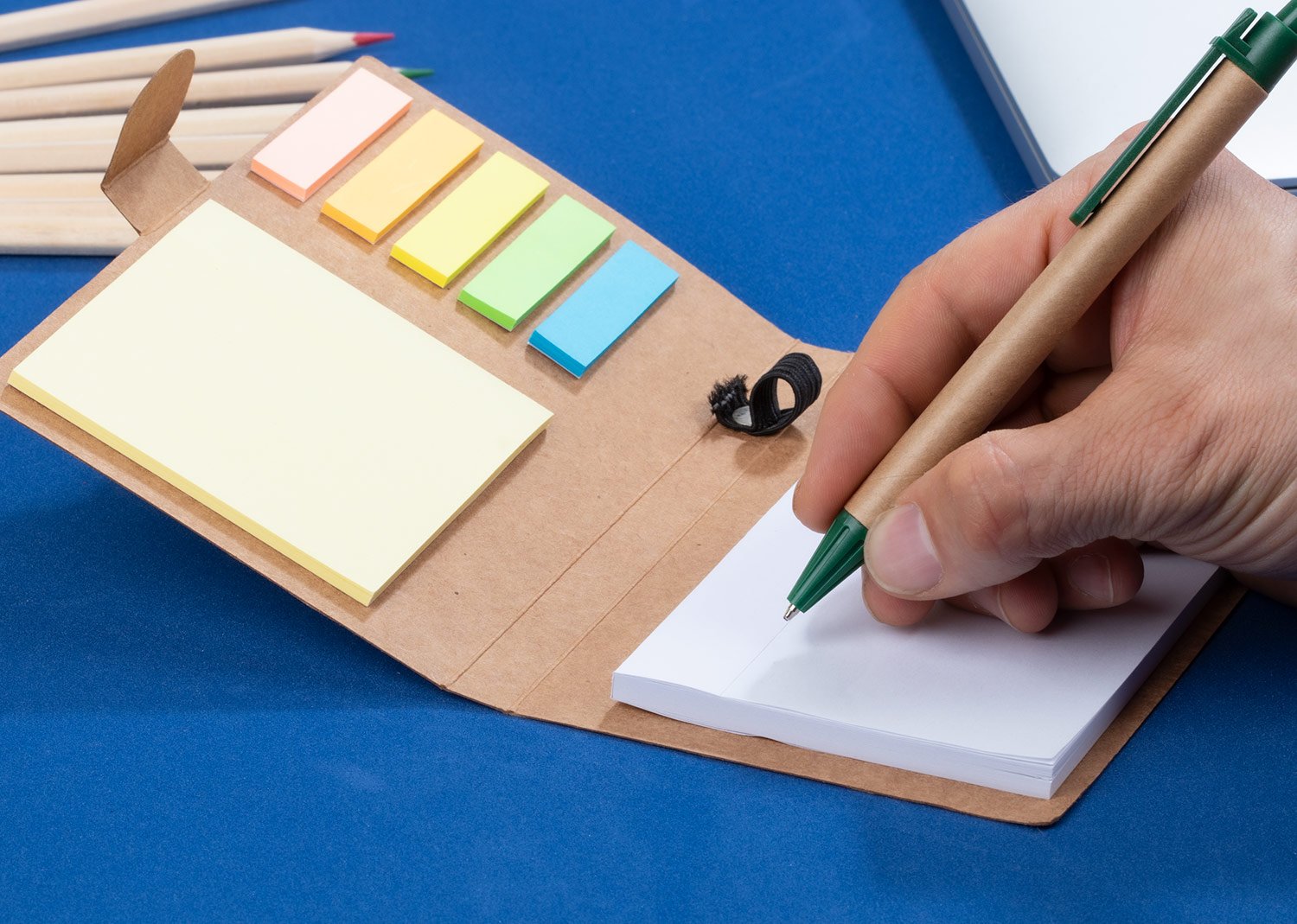 libreta con bolígrafo