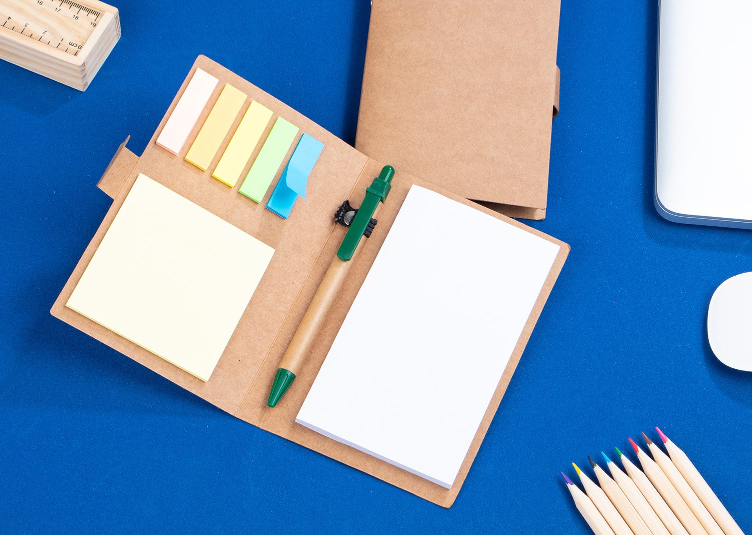 libreta con bolígrafo