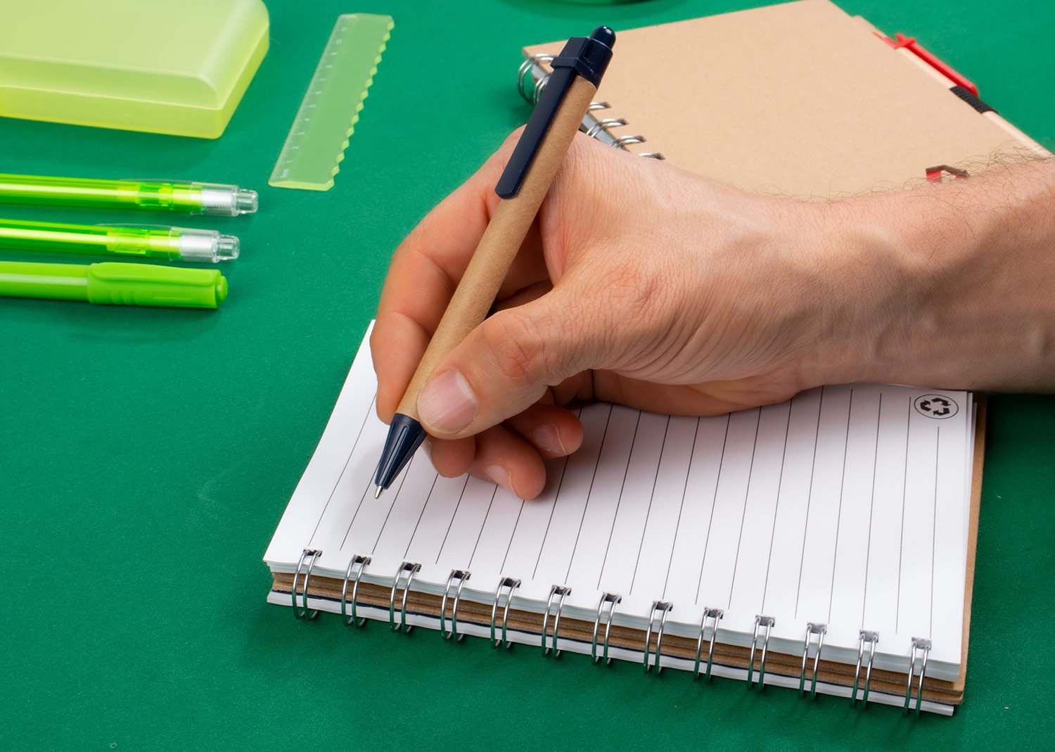 cuaderno con bolígrafo