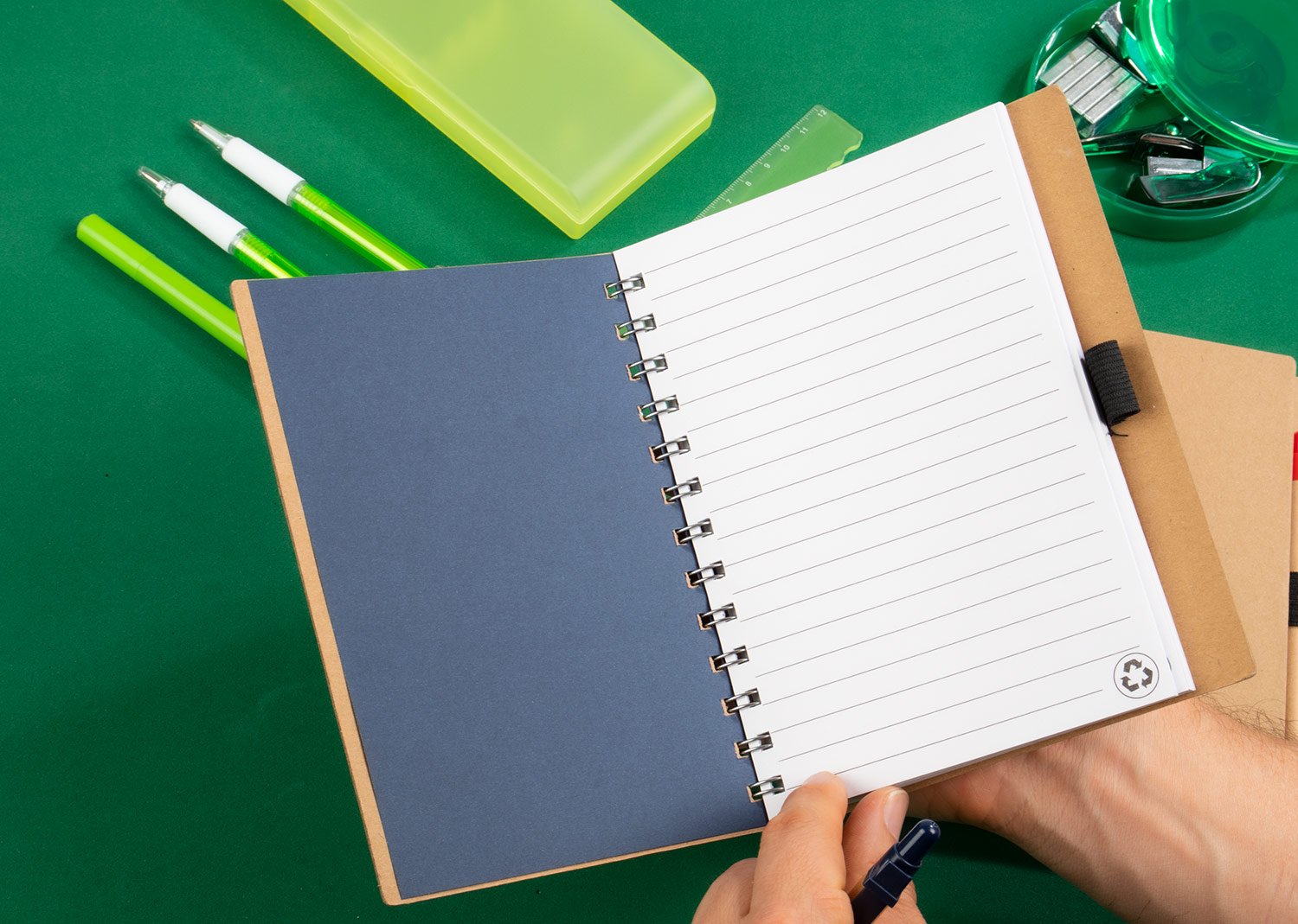 cuaderno con bolígrafo