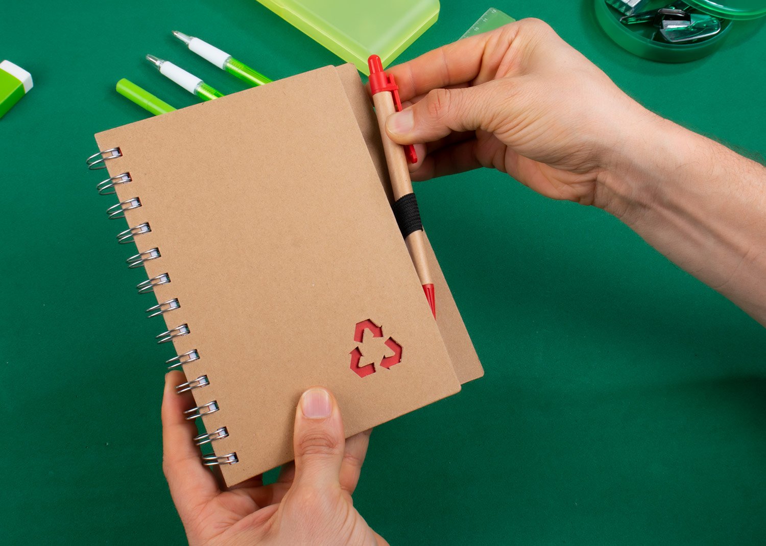 cuaderno con bolígrafo
