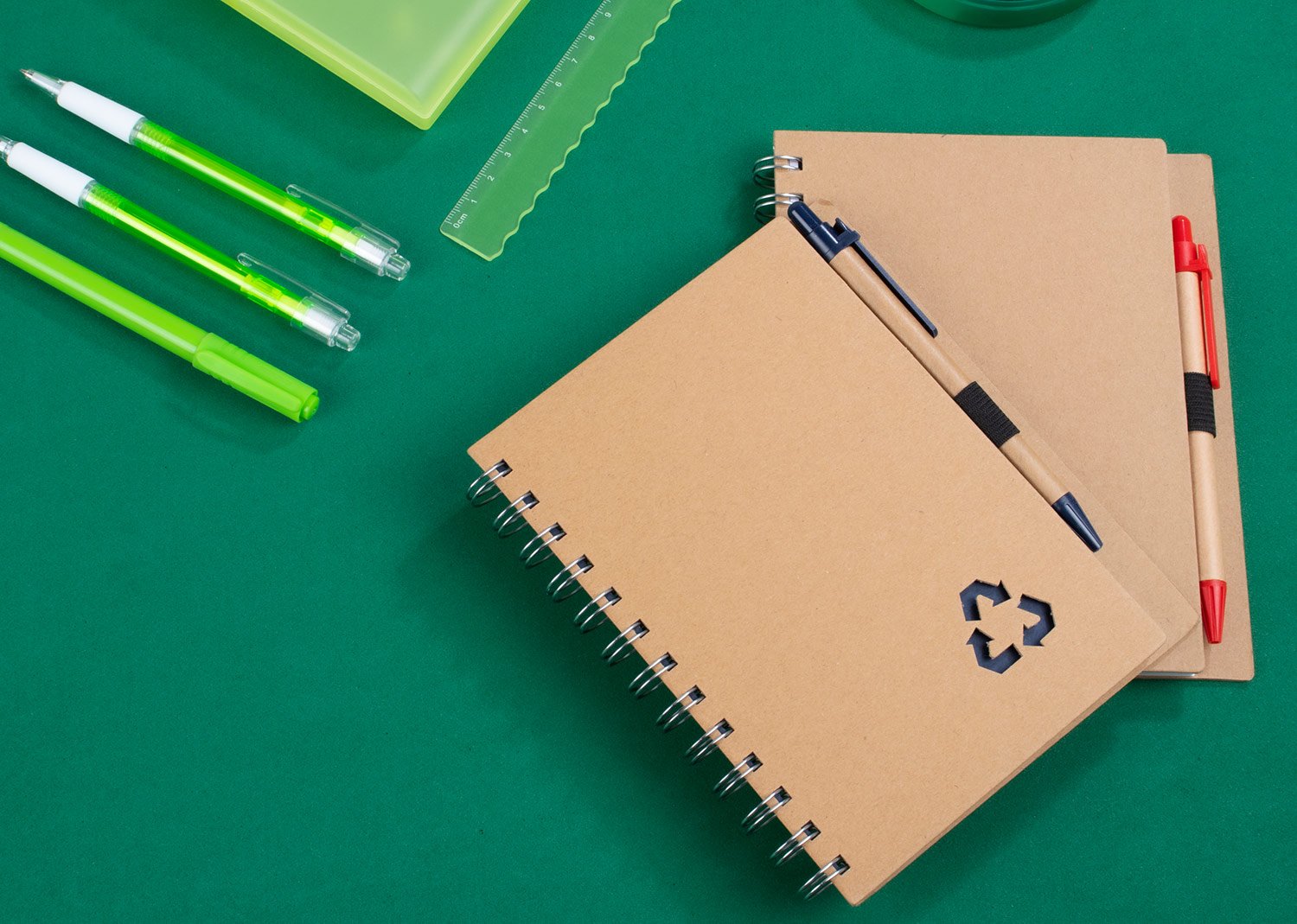 cuaderno con bolígrafo