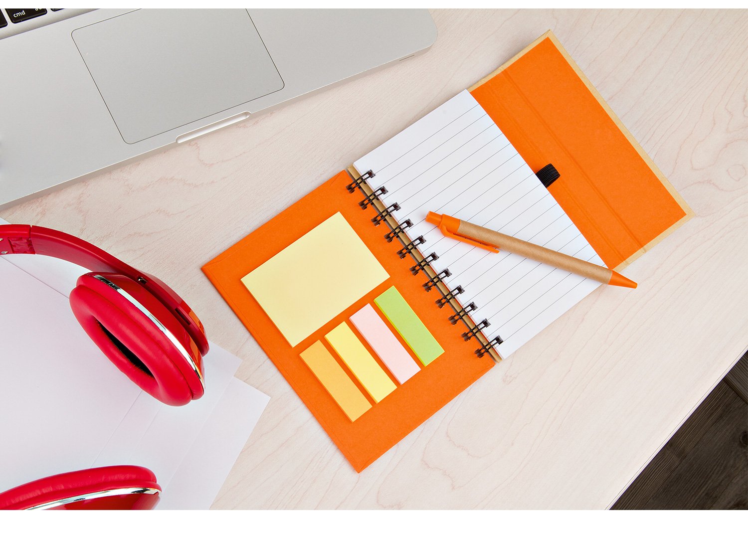 cuaderno full con bolígrafo