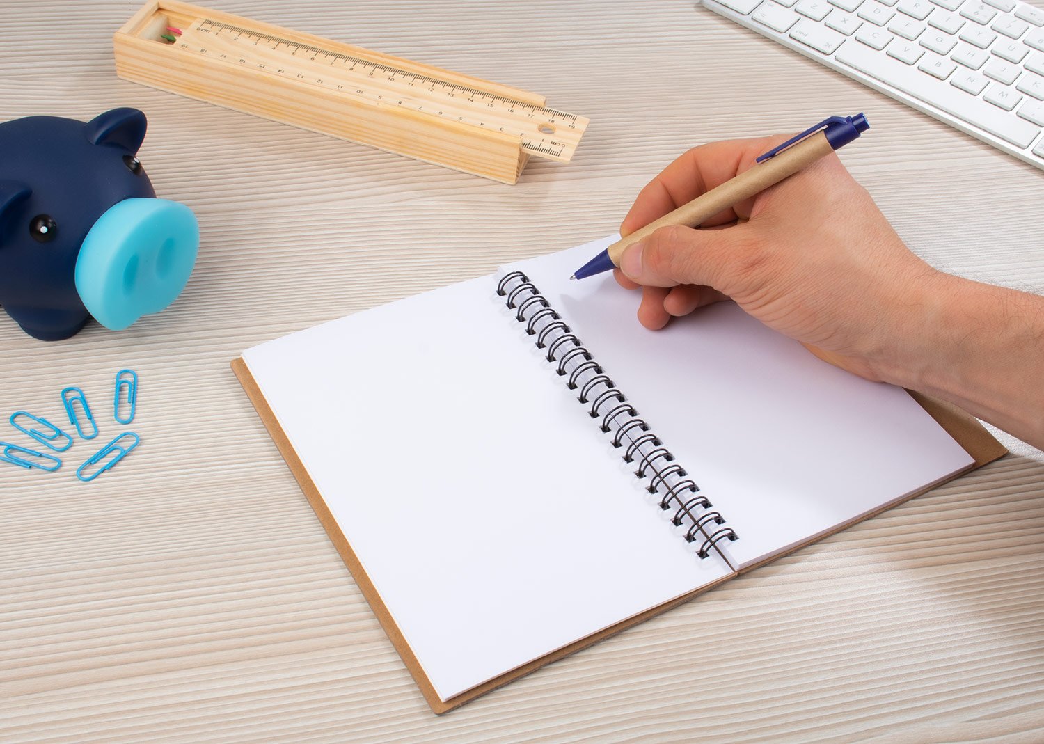 libreta rainbow con bolígrafo