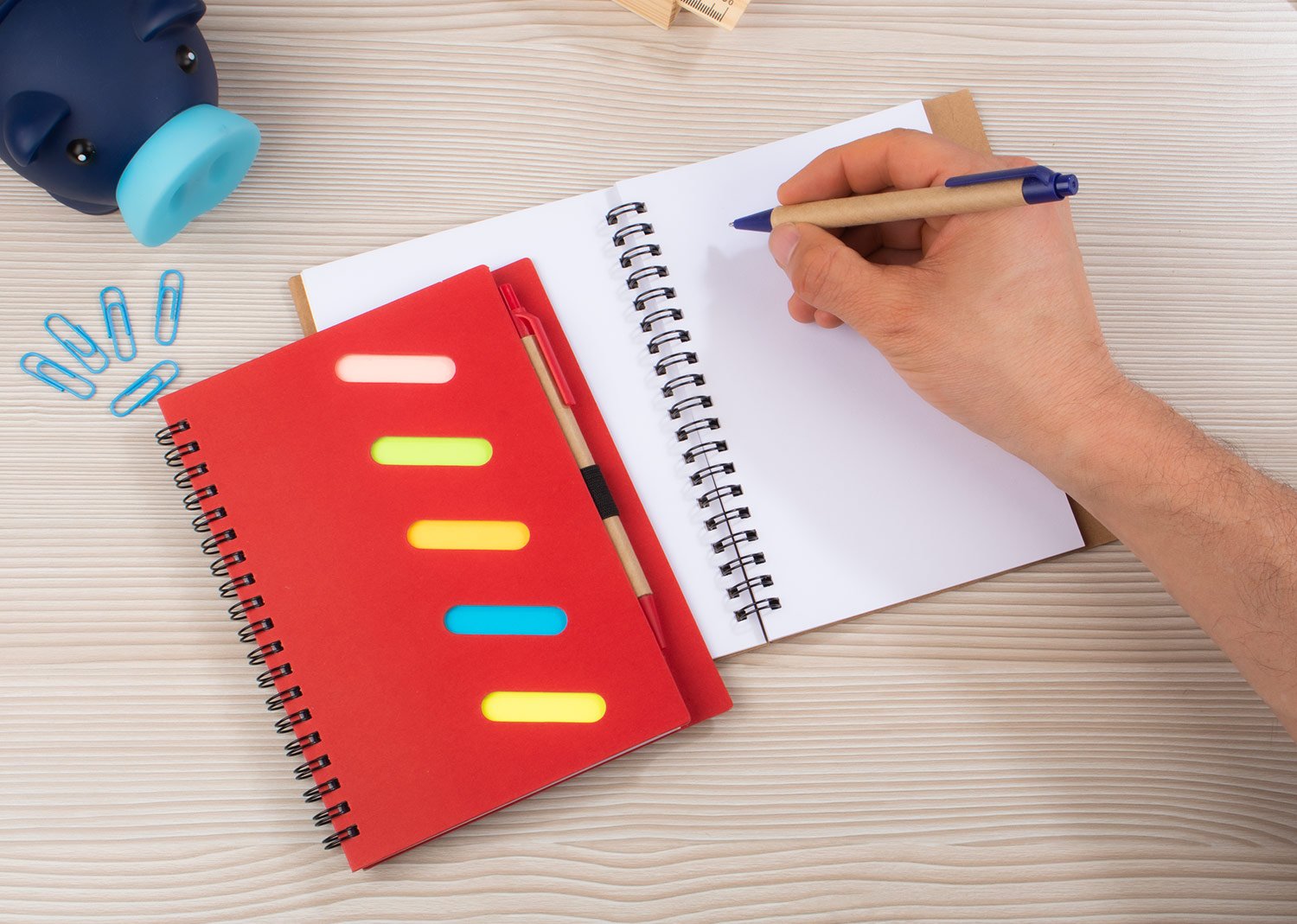 libreta rainbow con bolígrafo