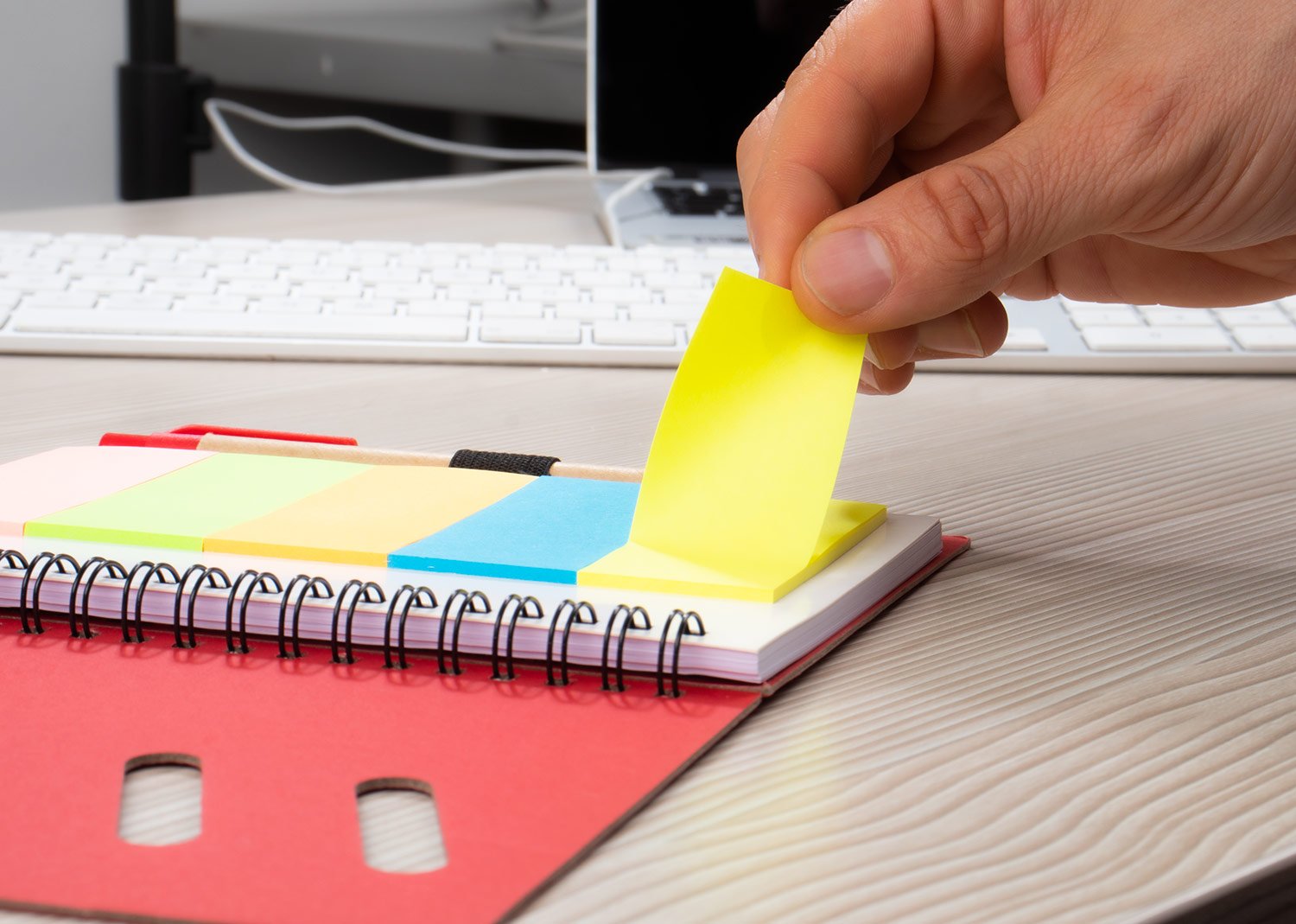 libreta rainbow con bolígrafo