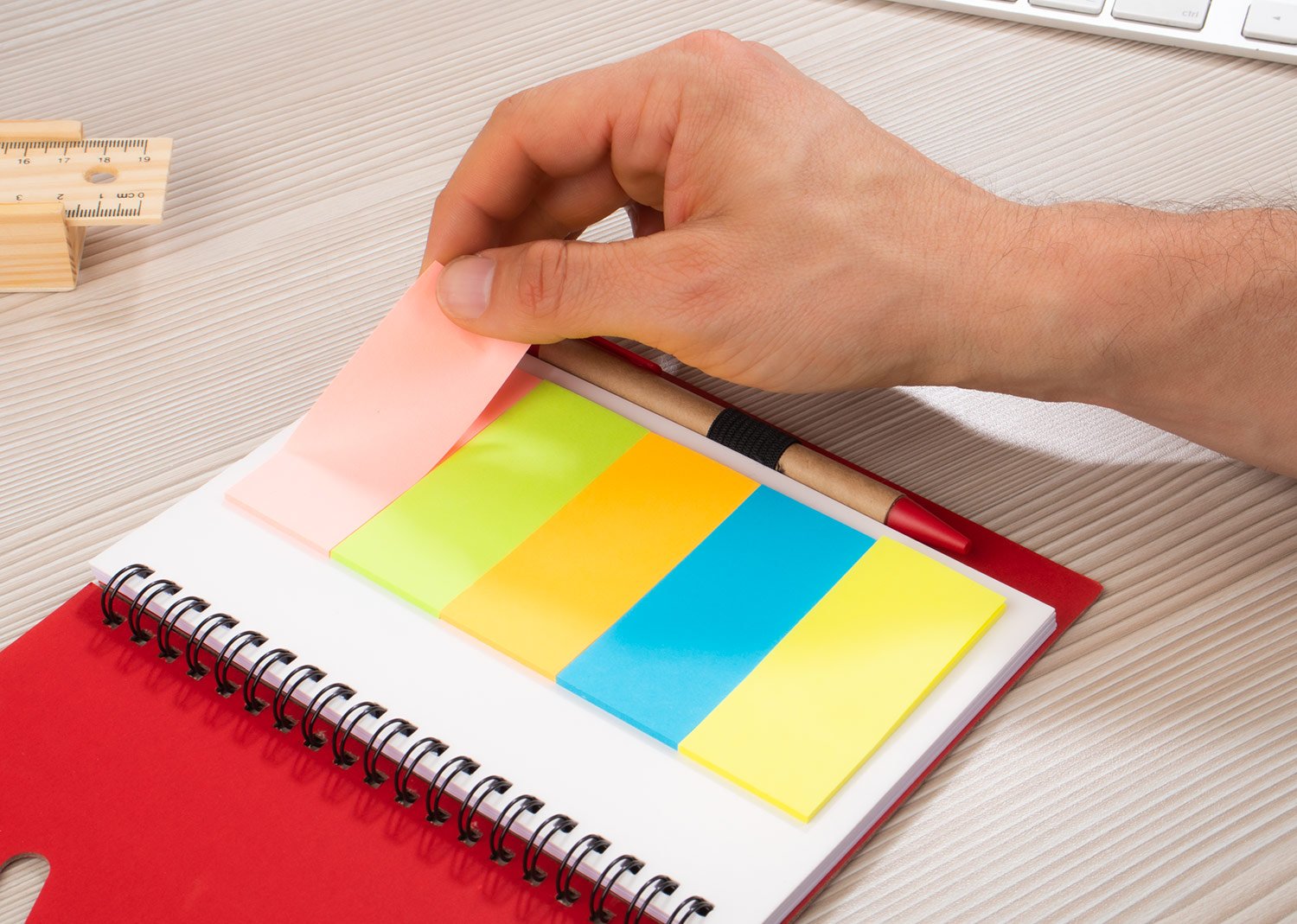 libreta rainbow con bolígrafo