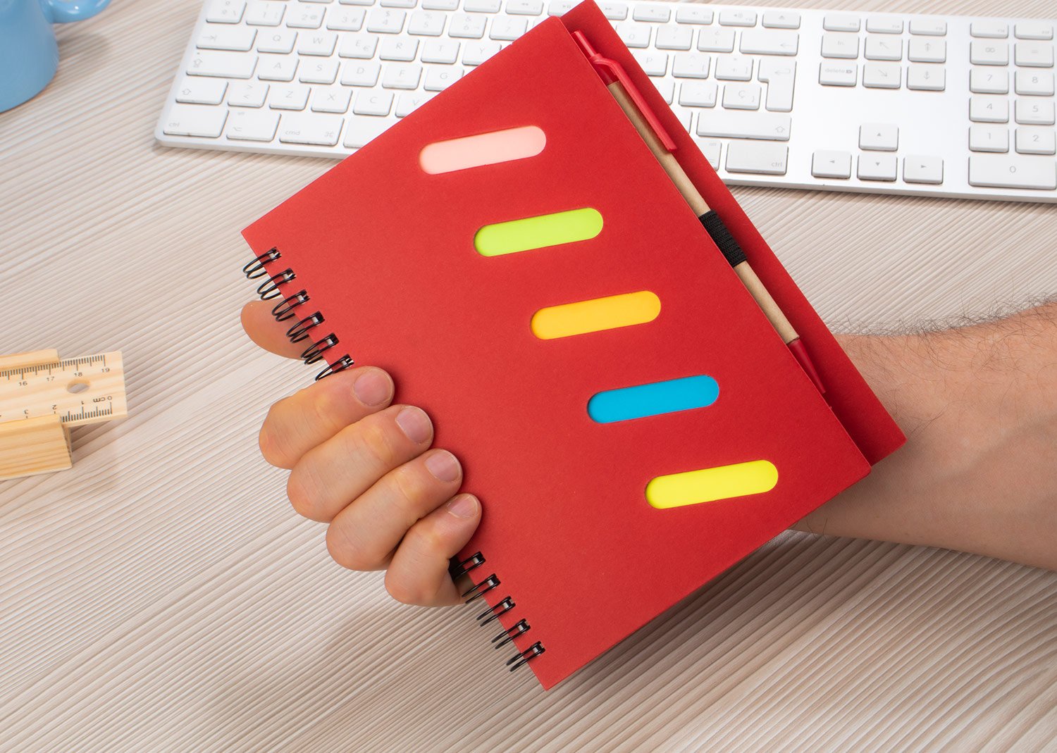 libreta rainbow con bolígrafo