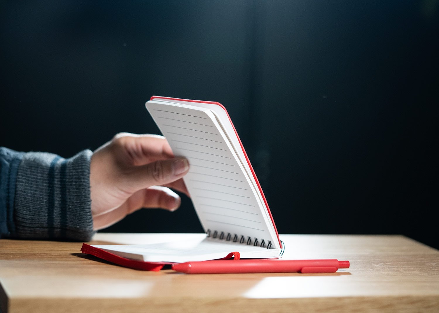 libreta clasp con bolígrafo